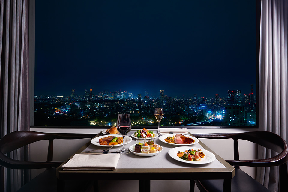 夜景を望むディナーテーブルの写真