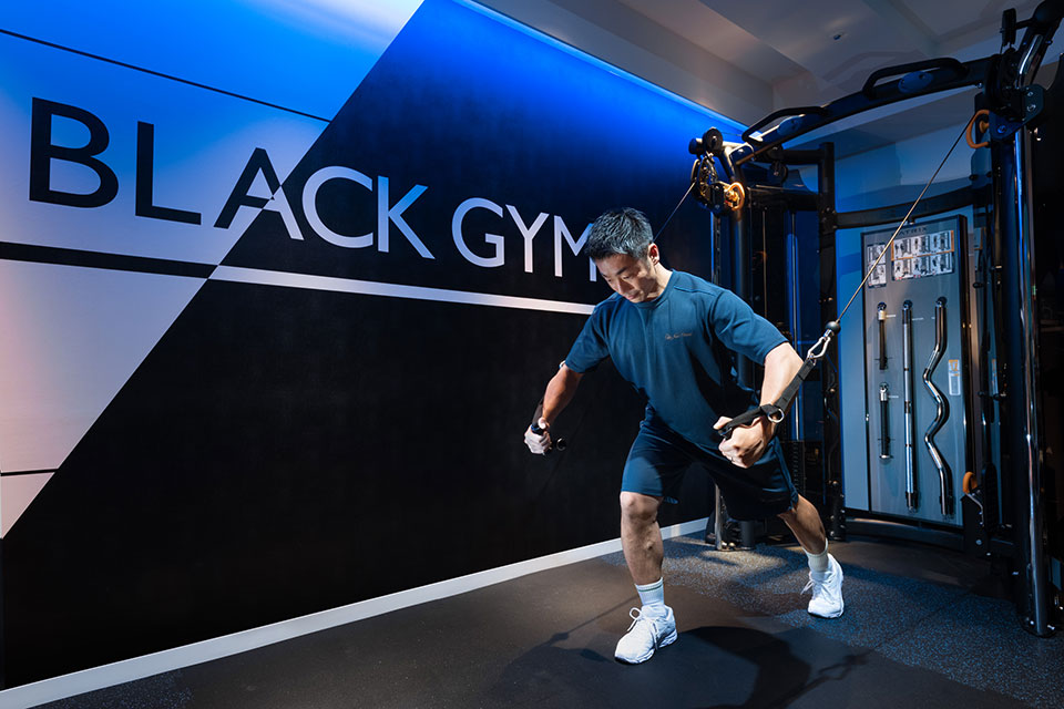 スポーツジムでトレーニングしている写真