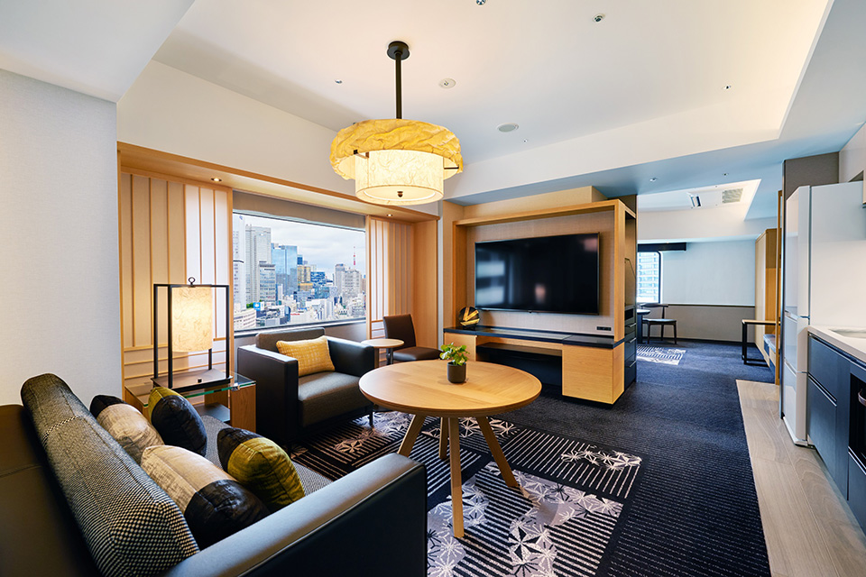 テレビとソファセットが写るリビングの写真