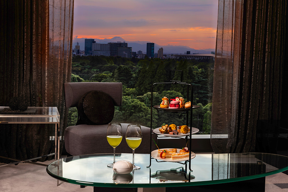 エグゼクティブハウス 禅のリビングルームにアフタヌーンティーがセッティングされた写真