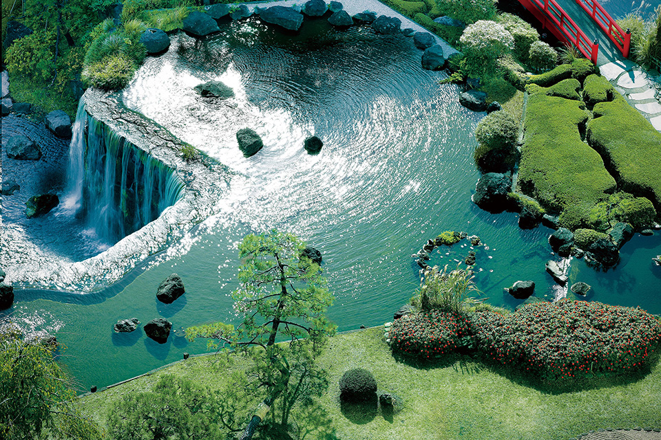 日本庭園を池を上空から見た様子