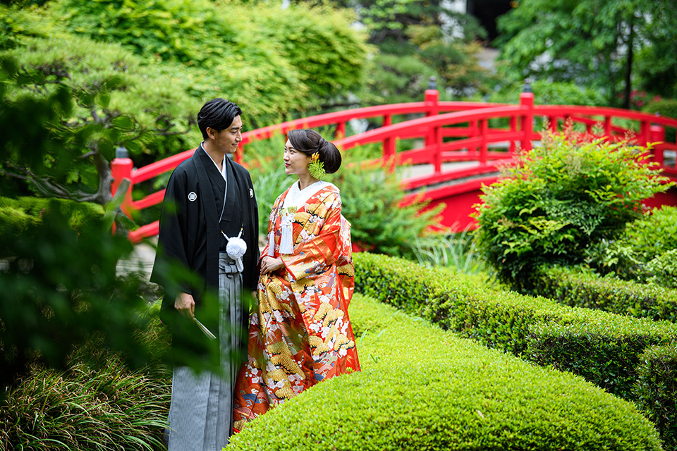 日本庭園で佇む和装の夫婦
