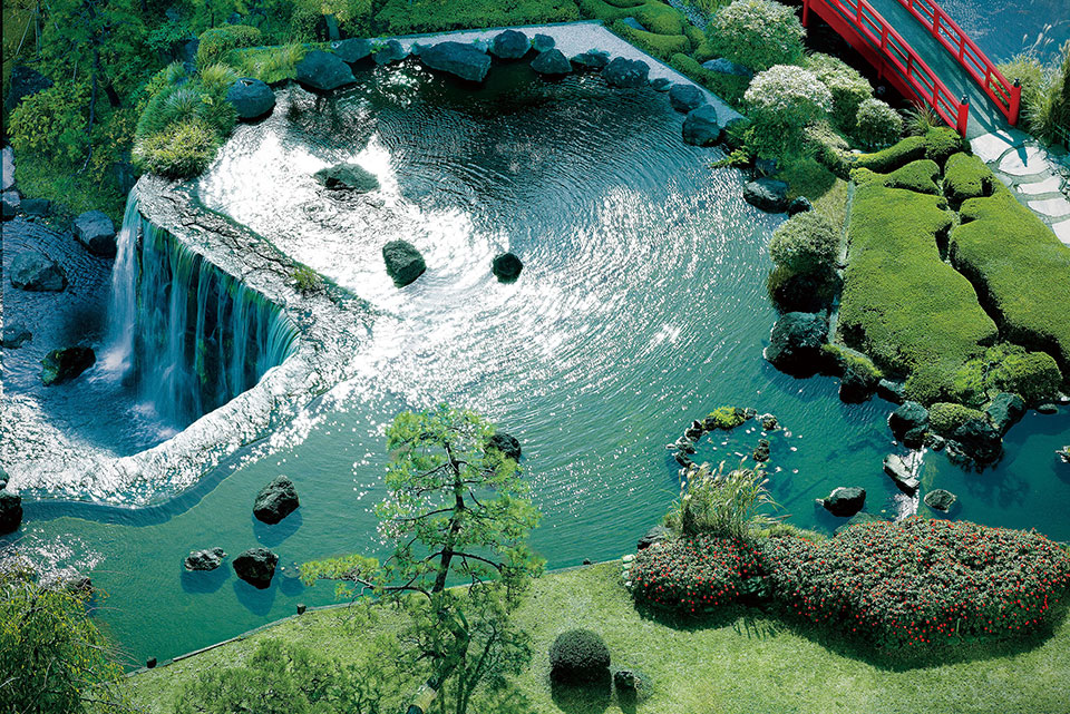 上空からの日本庭園の写真