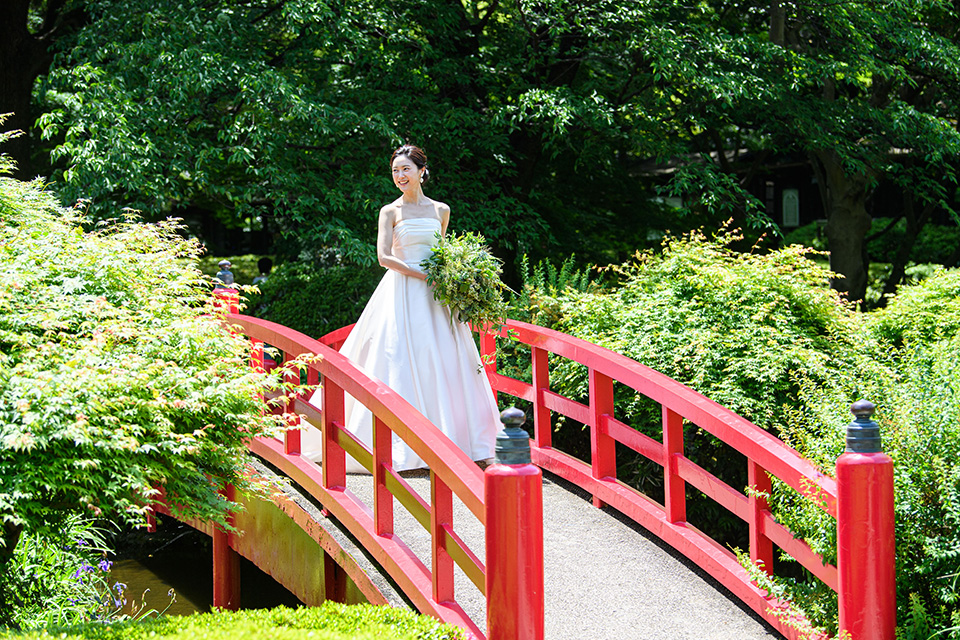 太鼓橋に佇む花嫁の様子