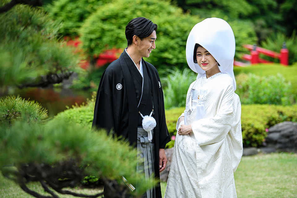 日本庭園に佇む和装の夫婦