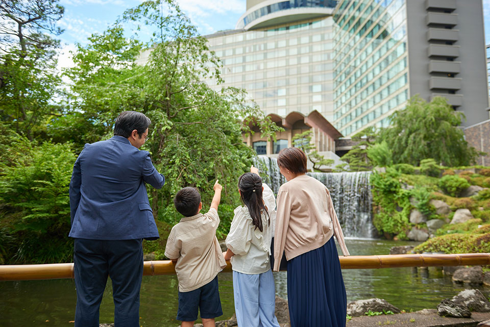 日本庭園でたのしむ家族の様子